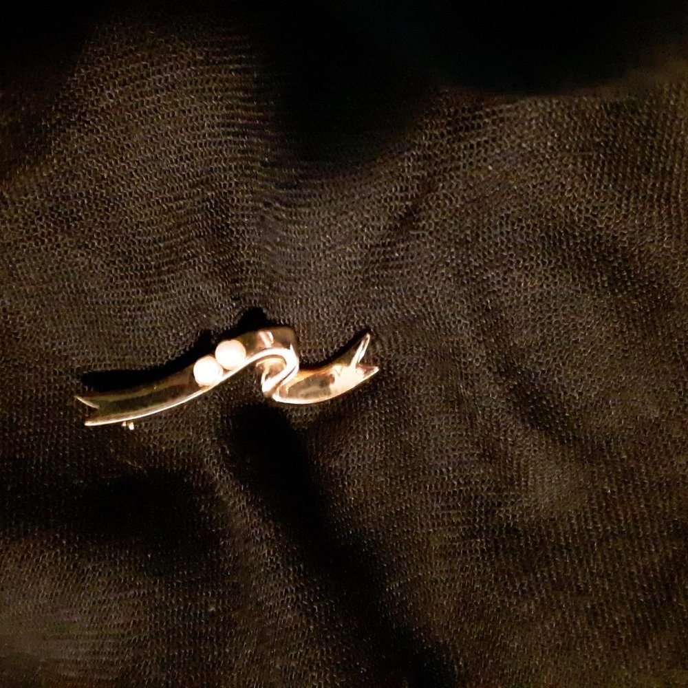 Pearls on ribbon pin